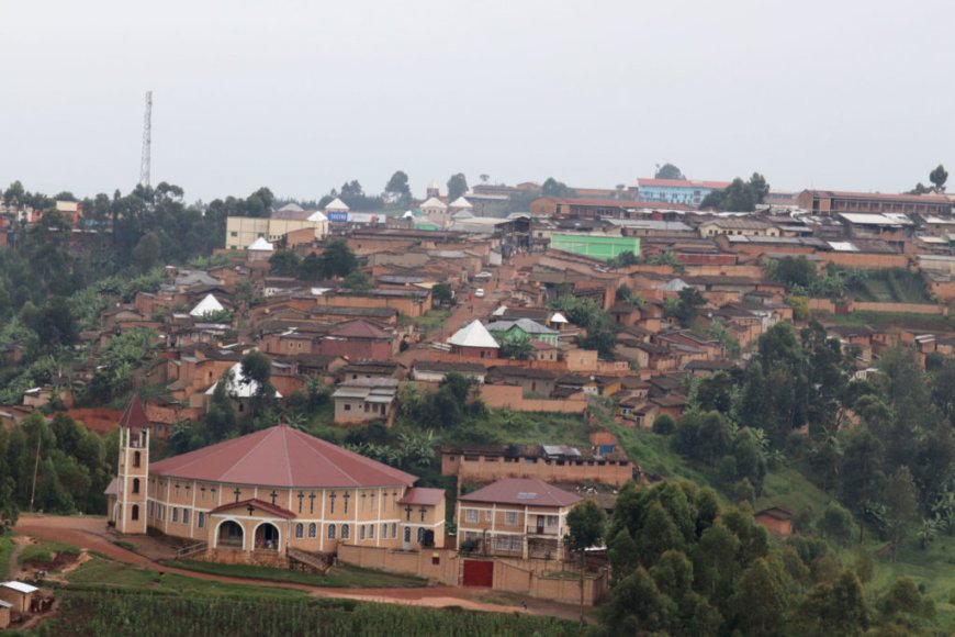 Kayanza : 44 maisons des citoyens   jugées dangereuses marquées pour démolition dans un délai d’une semaine