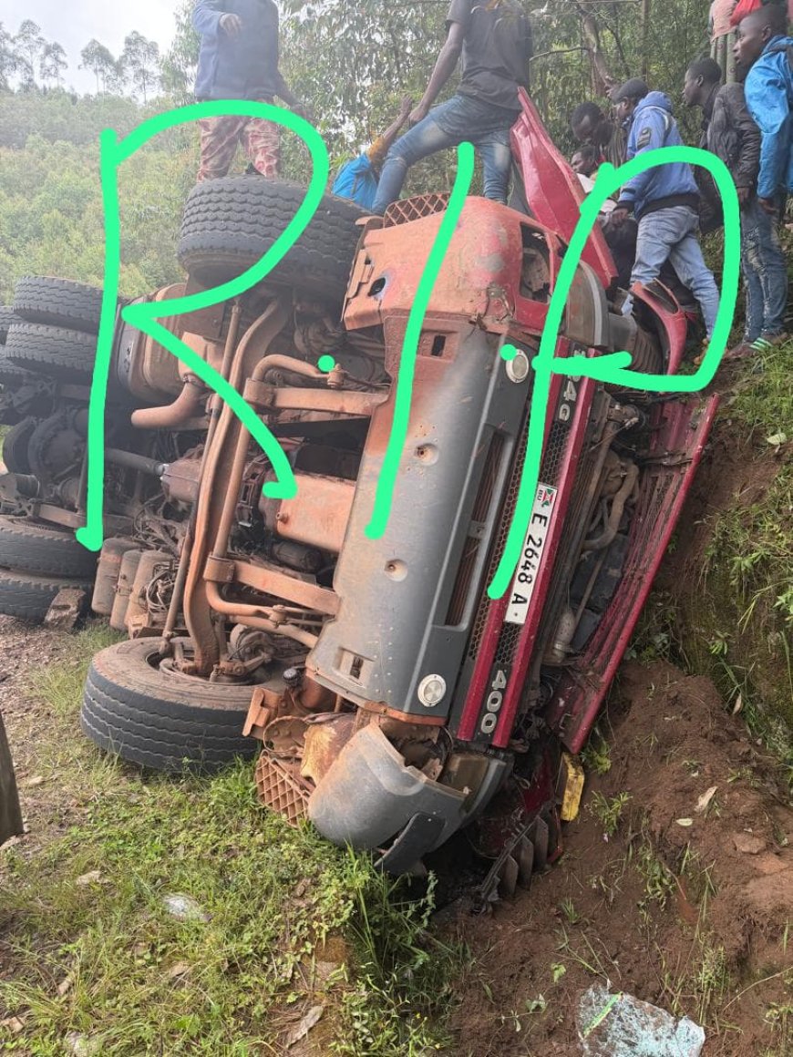 Drame sur la route de Bugarama : un camion porte-conteneur se renverse, deux morts signalés